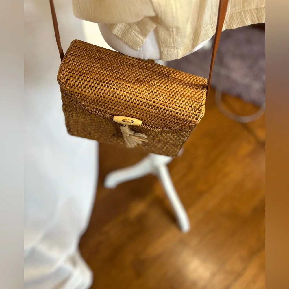 Vintage NORDSTROM wicker basket handbag with a magnetic closure. - Picture 4 of 11